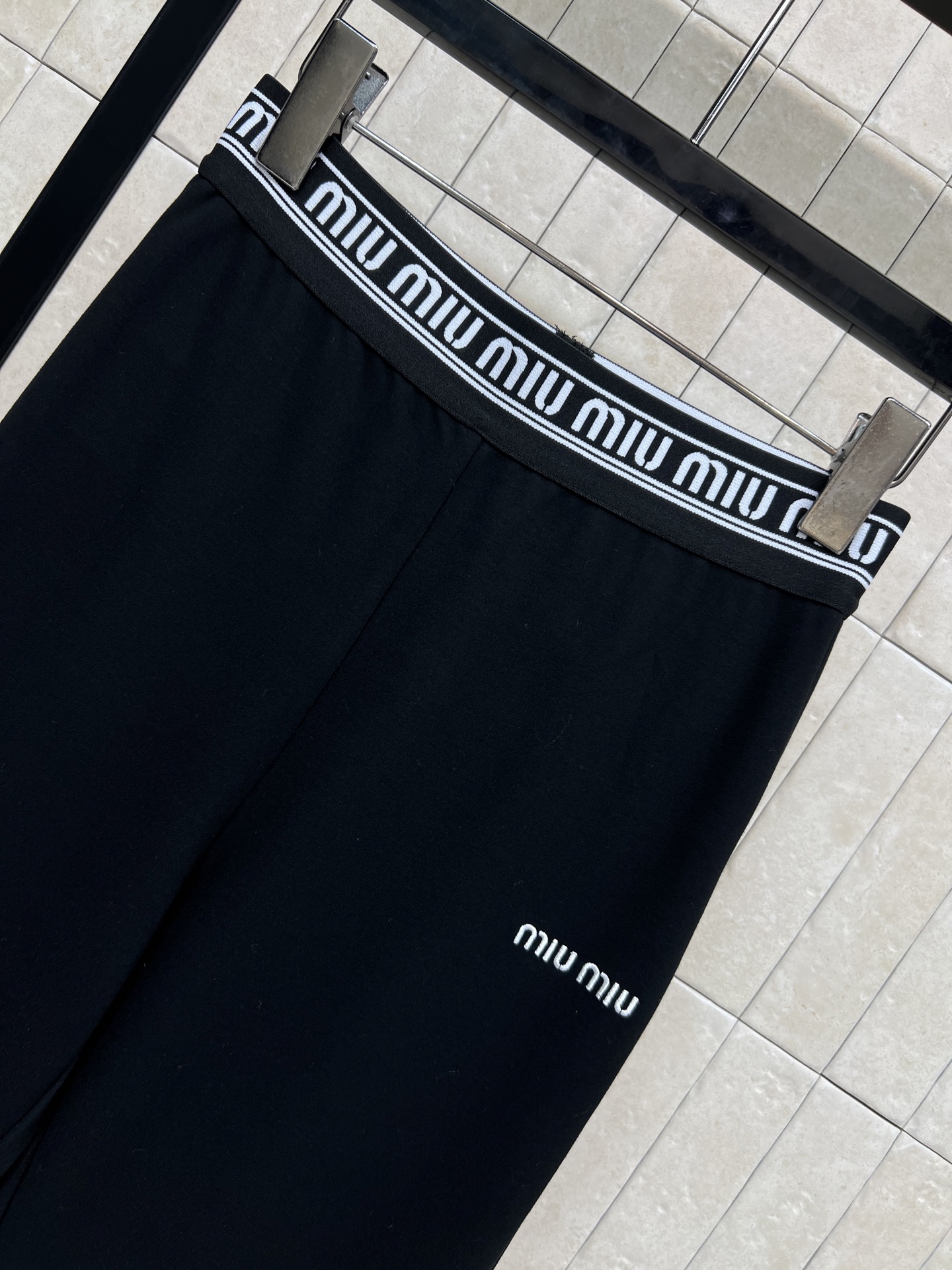 MIU家 26早秋新款 字母腰头长裤 满印logo宽边腰头设计辨识度十足 裤身简约小字母刺绣点缀细节 高腰微喇裤型 自然