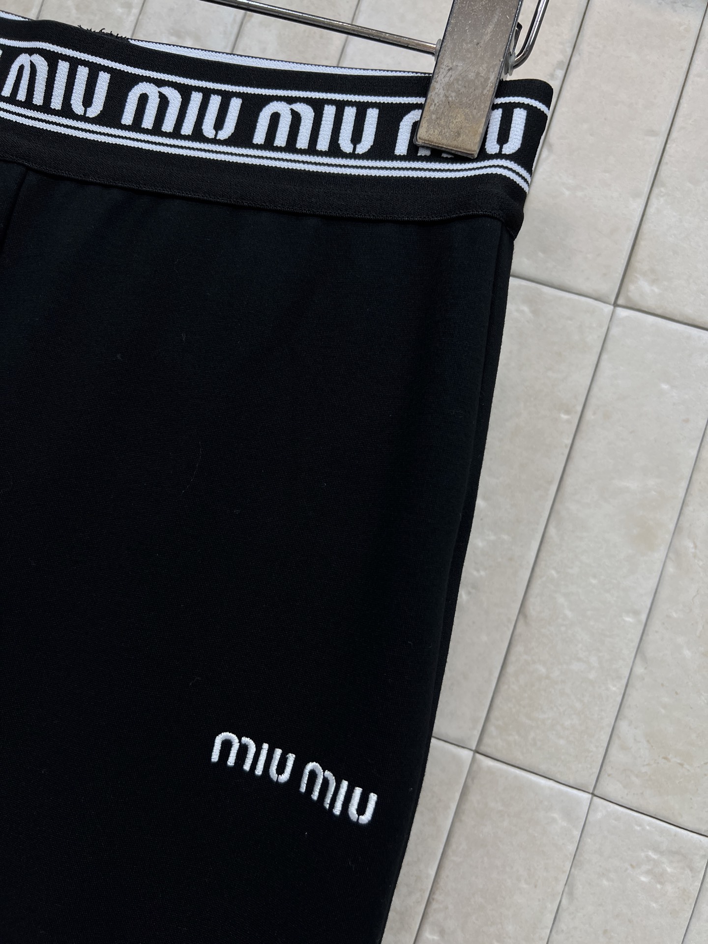 MIU家 26早秋新款 字母腰头长裤 满印logo宽边腰头设计辨识度十足 裤身简约小字母刺绣点缀细节 高腰微喇裤型 自然
