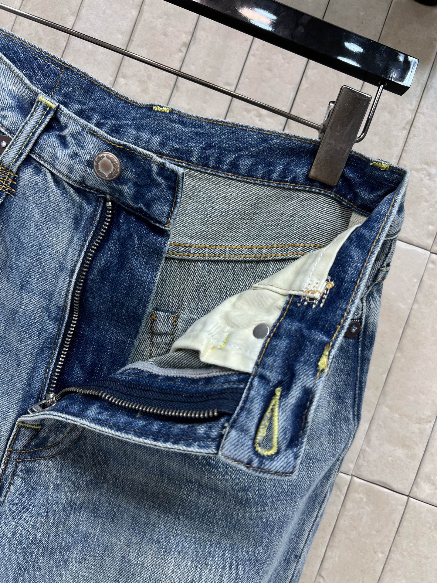 26早秋新款 高腰牛仔阔腿长裤 水洗牛仔棉面料 自带复古做旧质感 腰头小破边细节增添随性氛围 高腰阔腿直筒剪裁 垂坠感优