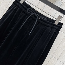 CE家 26早秋新款 黑色丝绒连帽套装 连帽外套+高腰长裤 面料自带柔和光泽 质感垂顺软糯 外套口袋logo点缀 宽松版 CE家 26早秋新款 黑色丝绒连帽套装 连帽外套+高腰长裤 面料自带柔和光泽 质感垂顺软糯 外套口袋logo点缀 宽松版