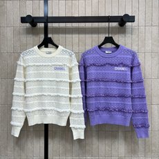 C家 26早秋新款 圆领针织上衣 精致菱格镂空羊毛针织 层次木耳边花边横向排布 甜美氛围感满满 简约圆领版型 胸前log C家 26早秋新款 圆领针织上衣 精致菱格镂空羊毛针织 层次木耳边花边横向排布 甜美氛围感满满 简约圆领版型 胸前log