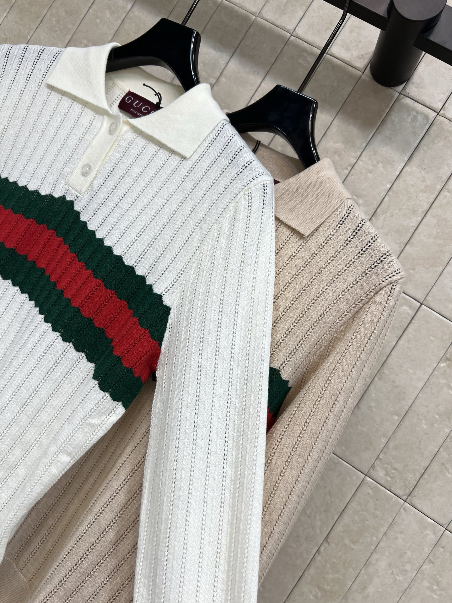 G家 26早秋新款 Polo领针织上衣 采用羊毛针织面料 精致小Polo翻领搭配半开扣设计 胸前红绿标志性横条 辨识度十