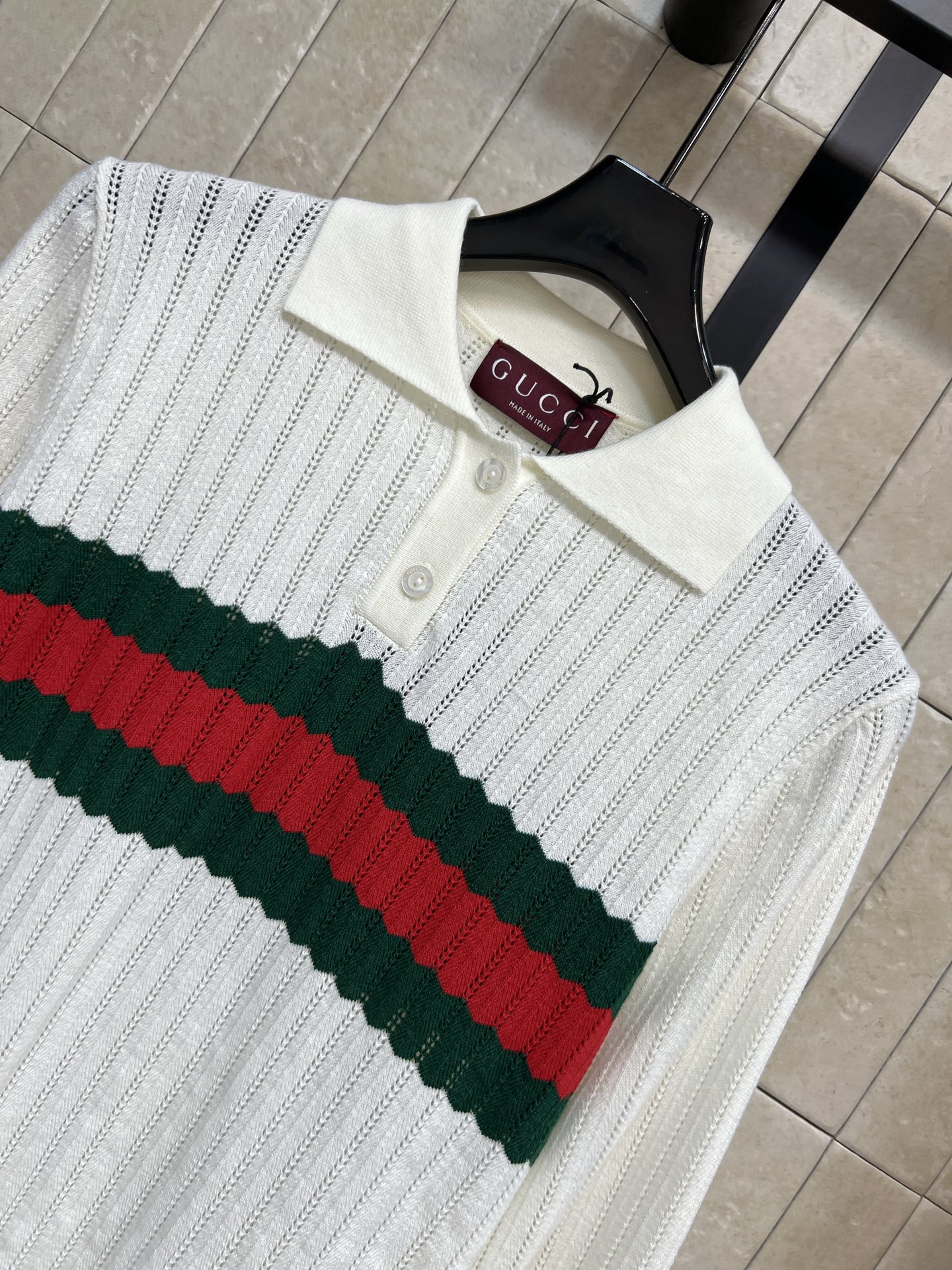 G家 26早秋新款 Polo领针织上衣 采用羊毛针织面料 精致小Polo翻领搭配半开扣设计 胸前红绿标志性横条 辨识度十