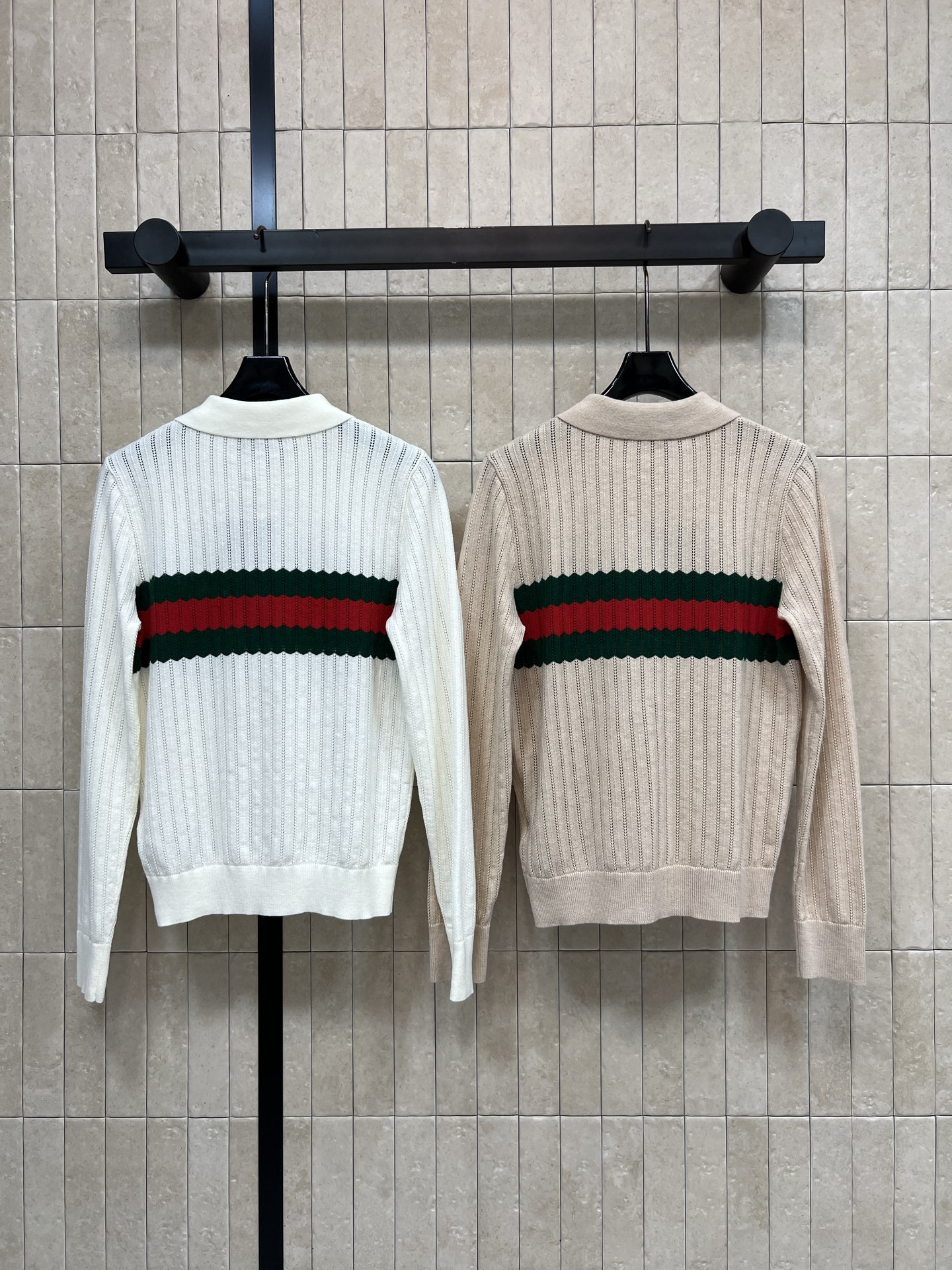 G家 26早秋新款 Polo领针织上衣 采用羊毛针织面料 精致小Polo翻领搭配半开扣设计 胸前红绿标志性横条 辨识度十