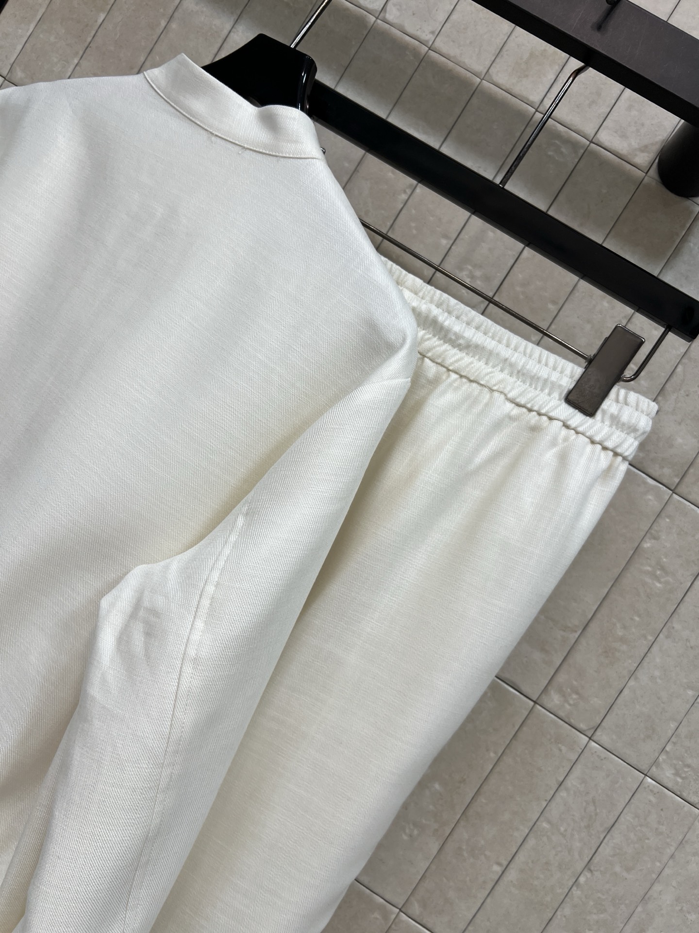 PD家 26早秋新款 立领休闲套装 立领外套+松紧腰长裤 肌理感透气面料上身清爽垂顺 下摆松紧收腰显比例 侧边口袋实用美