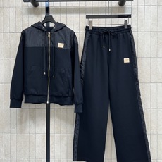 L家 26早秋新款 老花拼接套装 连帽上衣外套+高腰长裤 上衣暗纹面料拼接针织 连帽拉链开衫版型 胸口logo精致点缀 L家 26早秋新款 老花拼接套装 连帽上衣外套+高腰长裤 上衣暗纹面料拼接针织 连帽拉链开衫版型 胸口logo精致点缀