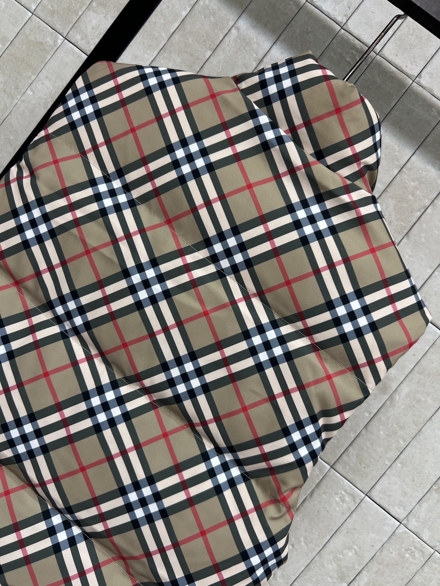 BUR家 26秋冬新款 立领双面羽绒马甲 可双面轮换穿着 一面复古经典格纹 一面纯色简约低调 一件解锁两种风格 充绒蓬松