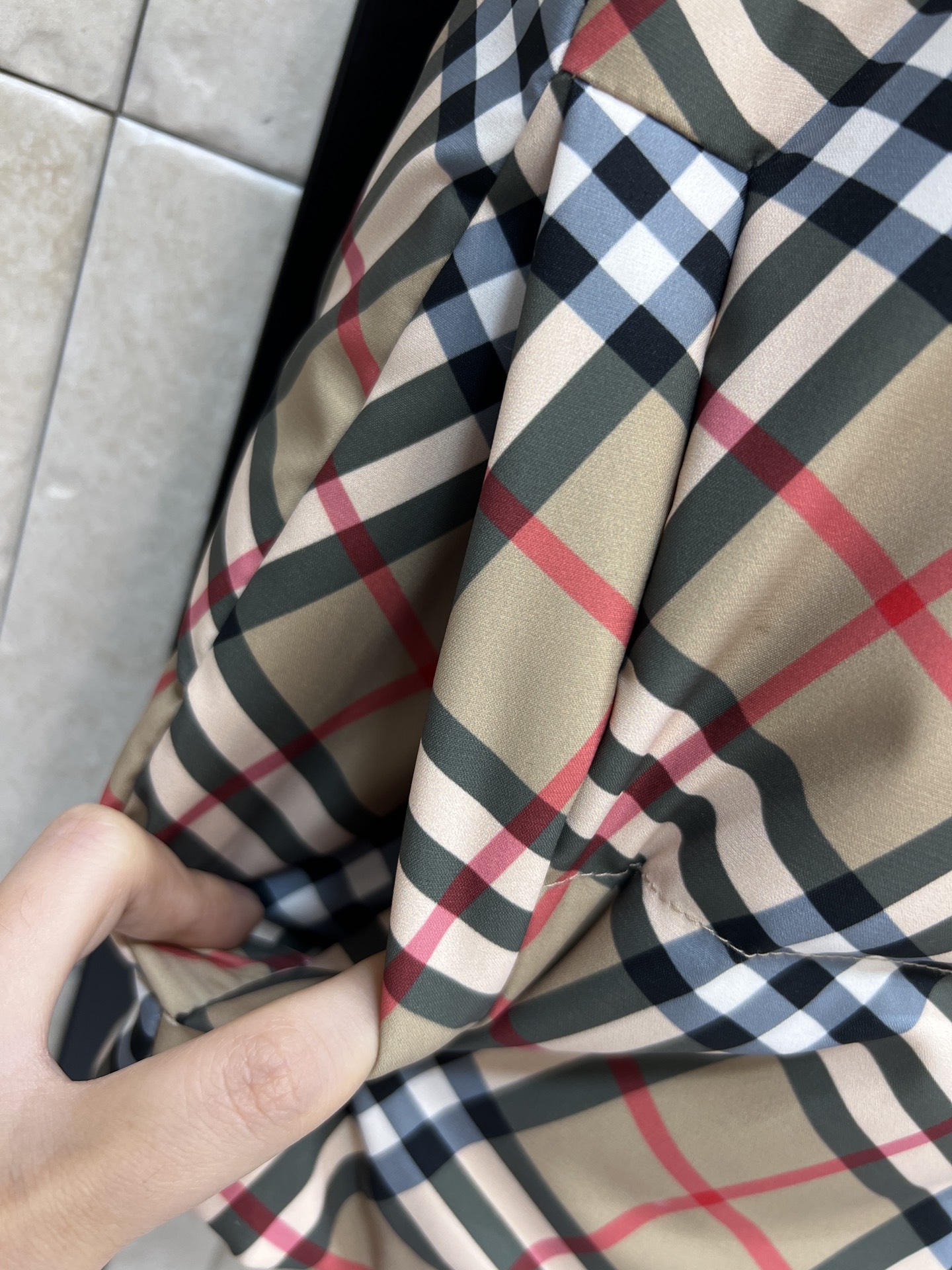 BUR家 26秋冬新款 立领双面羽绒马甲 可双面轮换穿着 一面复古经典格纹 一面纯色简约低调 一件解锁两种风格 充绒蓬松