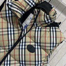 BUR家 26秋冬新款 连帽格纹羽绒马甲 经典复古格纹面料防风耐磨 黑色连帽抽绳实用性强 饱满方格充绒 锁温保暖不臃肿 BUR家 26秋冬新款 连帽格纹羽绒马甲 经典复古格纹面料防风耐磨 黑色连帽抽绳实用性强 饱满方格充绒 锁温保暖不臃肿