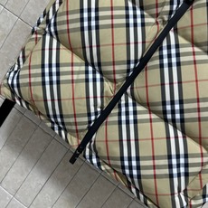 BUR家 26秋冬新款 连帽格纹羽绒马甲 经典复古格纹面料防风耐磨 黑色连帽抽绳实用性强 饱满方格充绒 锁温保暖不臃肿 BUR家 26秋冬新款 连帽格纹羽绒马甲 经典复古格纹面料防风耐磨 黑色连帽抽绳实用性强 饱满方格充绒 锁温保暖不臃肿
