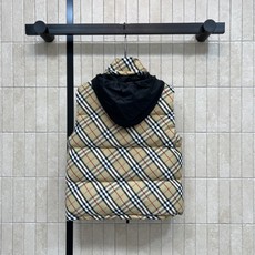 BUR家 26秋冬新款 连帽格纹羽绒马甲 经典复古格纹面料防风耐磨 黑色连帽抽绳实用性强 饱满方格充绒 锁温保暖不臃肿 BUR家 26秋冬新款 连帽格纹羽绒马甲 经典复古格纹面料防风耐磨 黑色连帽抽绳实用性强 饱满方格充绒 锁温保暖不臃肿