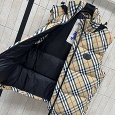 BUR家 26秋冬新款 连帽格纹羽绒马甲 经典复古格纹面料防风耐磨 黑色连帽抽绳实用性强 饱满方格充绒 锁温保暖不臃肿 BUR家 26秋冬新款 连帽格纹羽绒马甲 经典复古格纹面料防风耐磨 黑色连帽抽绳实用性强 饱满方格充绒 锁温保暖不臃肿