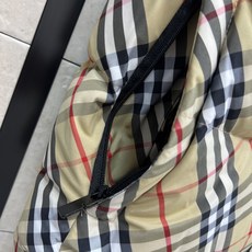 BUR家 26秋冬新款 连帽格纹羽绒马甲 经典复古格纹面料防风耐磨 黑色连帽抽绳实用性强 饱满方格充绒 锁温保暖不臃肿 BUR家 26秋冬新款 连帽格纹羽绒马甲 经典复古格纹面料防风耐磨 黑色连帽抽绳实用性强 饱满方格充绒 锁温保暖不臃肿
