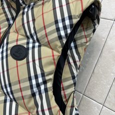BUR家 26秋冬新款 连帽格纹羽绒马甲 经典复古格纹面料防风耐磨 黑色连帽抽绳实用性强 饱满方格充绒 锁温保暖不臃肿 BUR家 26秋冬新款 连帽格纹羽绒马甲 经典复古格纹面料防风耐磨 黑色连帽抽绳实用性强 饱满方格充绒 锁温保暖不臃肿