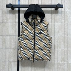 BUR家 26秋冬新款 连帽格纹羽绒马甲 经典复古格纹面料防风耐磨 黑色连帽抽绳实用性强 饱满方格充绒 锁温保暖不臃肿 BUR家 26秋冬新款 连帽格纹羽绒马甲 经典复古格纹面料防风耐磨 黑色连帽抽绳实用性强 饱满方格充绒 锁温保暖不臃肿