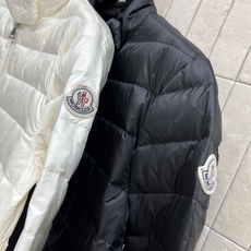 MO家 26秋冬新款 立领轻薄短款羽绒服 面料轻盈蓬松充绒保暖不厚重 简约小立领防风锁温 顺滑拉链开合 两侧贴袋实用又有 MO家 26秋冬新款 立领轻薄短款羽绒服 面料轻盈蓬松充绒保暖不厚重 简约小立领防风锁温 顺滑拉链开合 两侧贴袋实用又有