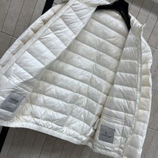 MO家 26秋冬新款 立领轻薄短款羽绒服 面料轻盈蓬松充绒保暖不厚重 简约小立领防风锁温 顺滑拉链开合 两侧贴袋实用又有 MO家 26秋冬新款 立领轻薄短款羽绒服 面料轻盈蓬松充绒保暖不厚重 简约小立领防风锁温 顺滑拉链开合 两侧贴袋实用又有