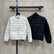 MO家 26秋冬新款 立领轻薄短款羽绒服 面料轻盈蓬松充绒保暖不厚重 简约小立领防风锁温 顺滑拉链开合 两侧贴袋实用又有 MO家 26秋冬新款 立领轻薄短款羽绒服 面料轻盈蓬松充绒保暖不厚重 简约小立领防风锁温 顺滑拉链开合 两侧贴袋实用又有