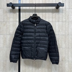 MO家 26秋冬新款 立领轻薄短款羽绒服 面料轻盈蓬松充绒保暖不厚重 简约小立领防风锁温 顺滑拉链开合 两侧贴袋实用又有 MO家 26秋冬新款 立领轻薄短款羽绒服 面料轻盈蓬松充绒保暖不厚重 简约小立领防风锁温 顺滑拉链开合 两侧贴袋实用又有