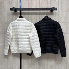 MO家 26秋冬新款 立领轻薄短款羽绒服 面料轻盈蓬松充绒保暖不厚重 简约小立领防风锁温 顺滑拉链开合 两侧贴袋实用又有 MO家 26秋冬新款 立领轻薄短款羽绒服 面料轻盈蓬松充绒保暖不厚重 简约小立领防风锁温 顺滑拉链开合 两侧贴袋实用又有