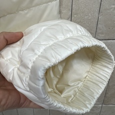 MO家 26秋冬新款 立领轻薄短款羽绒服 面料轻盈蓬松充绒保暖不厚重 简约小立领防风锁温 顺滑拉链开合 两侧贴袋实用又有 MO家 26秋冬新款 立领轻薄短款羽绒服 面料轻盈蓬松充绒保暖不厚重 简约小立领防风锁温 顺滑拉链开合 两侧贴袋实用又有