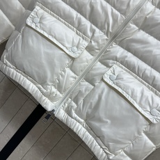 MO家 26秋冬新款 立领轻薄短款羽绒服 面料轻盈蓬松充绒保暖不厚重 简约小立领防风锁温 顺滑拉链开合 两侧贴袋实用又有 MO家 26秋冬新款 立领轻薄短款羽绒服 面料轻盈蓬松充绒保暖不厚重 简约小立领防风锁温 顺滑拉链开合 两侧贴袋实用又有