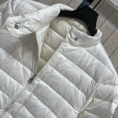 MO家 26秋冬新款 立领轻薄短款羽绒服 面料轻盈蓬松充绒保暖不厚重 简约小立领防风锁温 顺滑拉链开合 两侧贴袋实用又有 MO家 26秋冬新款 立领轻薄短款羽绒服 面料轻盈蓬松充绒保暖不厚重 简约小立领防风锁温 顺滑拉链开合 两侧贴袋实用又有
