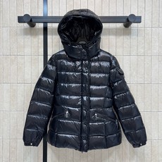 MO家 26秋冬新款 连帽收腰羽绒外套 外层亮面防风面料自带柔和光泽 简约连帽设计拉链口袋精致方便 袖臂logo点缀细节 MO家 26秋冬新款 连帽收腰羽绒外套 外层亮面防风面料自带柔和光泽 简约连帽设计拉链口袋精致方便 袖臂logo点缀细节