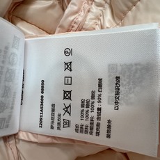 MO家 26秋冬新款 连帽收腰羽绒外套 外层亮面防风面料自带柔和光泽 简约连帽设计拉链口袋精致方便 袖臂logo点缀细节 MO家 26秋冬新款 连帽收腰羽绒外套 外层亮面防风面料自带柔和光泽 简约连帽设计拉链口袋精致方便 袖臂logo点缀细节