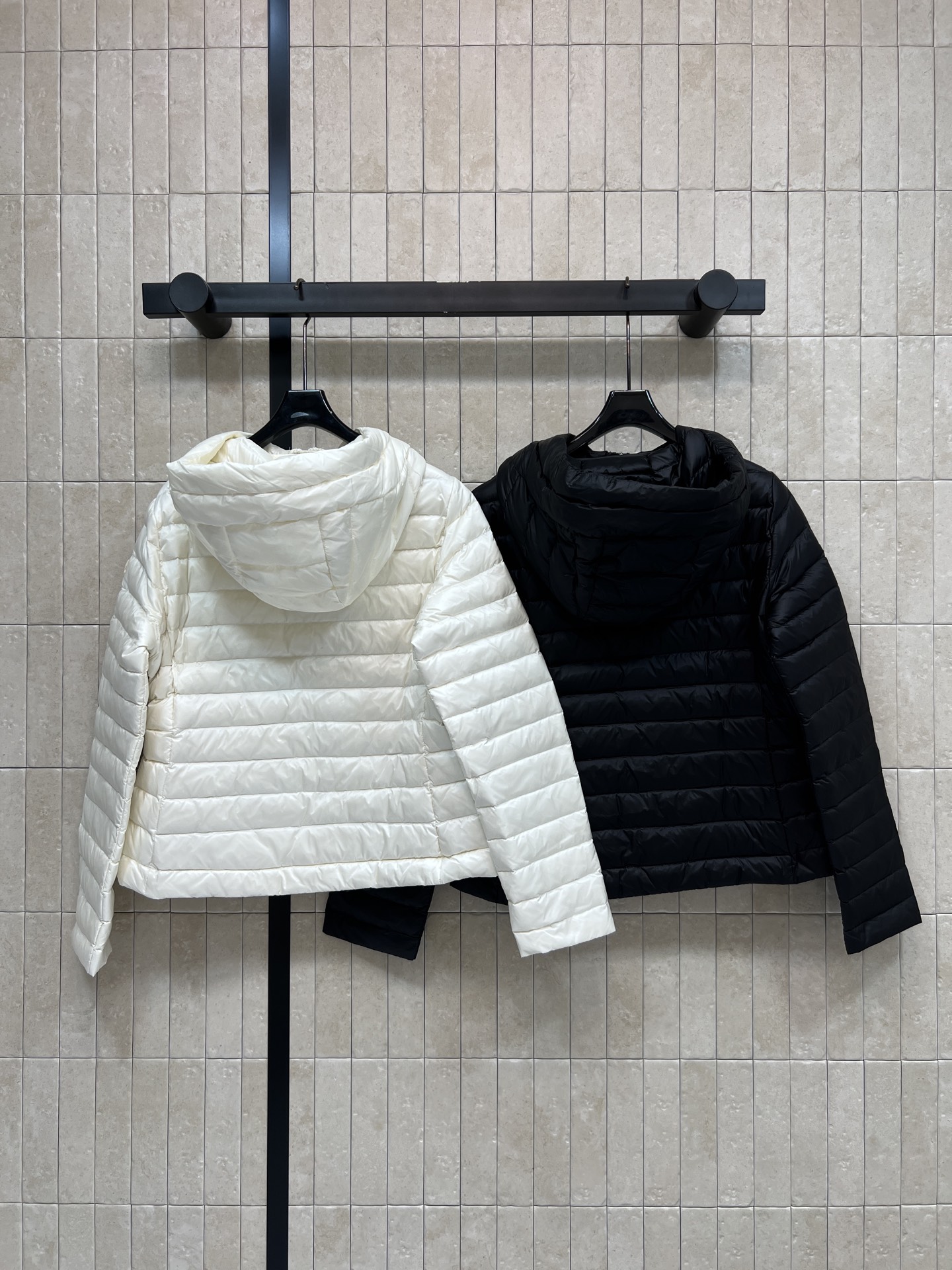 MO家 26秋冬新款 连帽轻薄短款羽绒服 顺滑轻量防风面料 横条绗缝羽绒不易跑绒 简约连帽设计挡风保暖 双头拉链穿脱方便