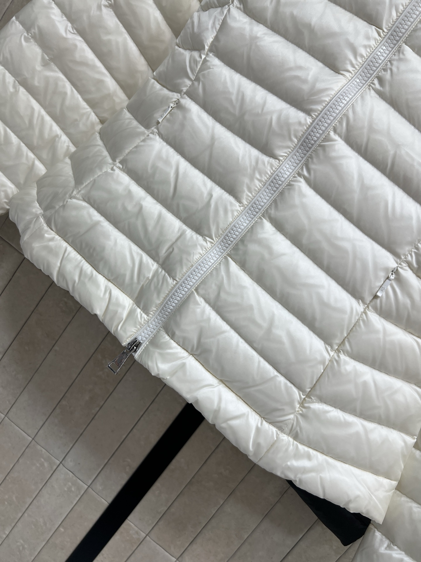MO家 26秋冬新款 连帽轻薄短款羽绒服 顺滑轻量防风面料 横条绗缝羽绒不易跑绒 简约连帽设计挡风保暖 双头拉链穿脱方便
