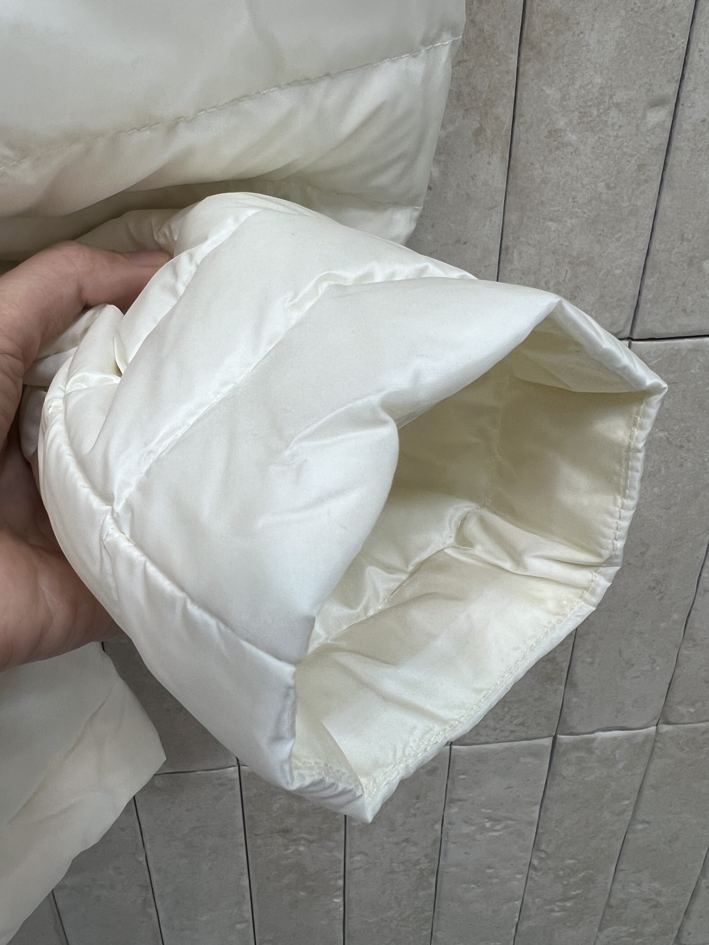 MO家 26秋冬新款 连帽轻薄短款羽绒服 顺滑轻量防风面料 横条绗缝羽绒不易跑绒 简约连帽设计挡风保暖 双头拉链穿脱方便