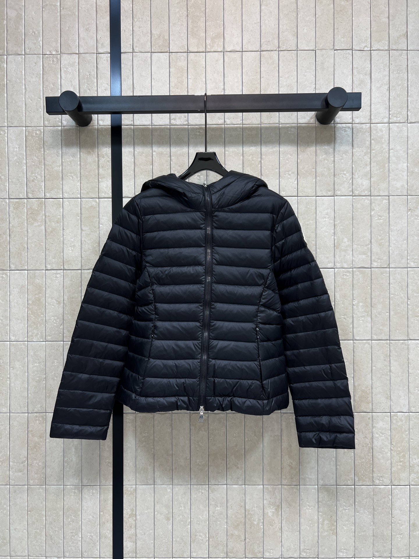 MO家 26秋冬新款 连帽轻薄短款羽绒服 顺滑轻量防风面料 横条绗缝羽绒不易跑绒 简约连帽设计挡风保暖 双头拉链穿脱方便