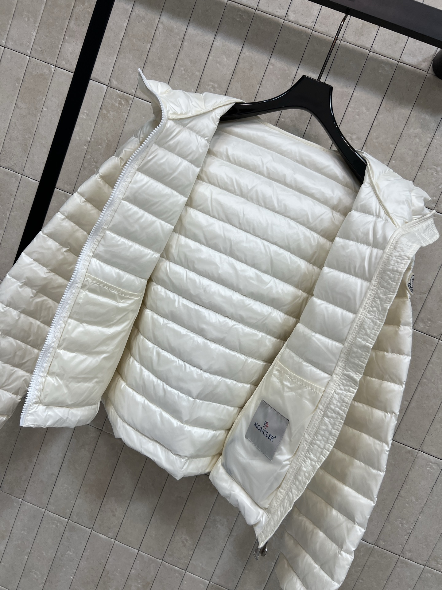 MO家 26秋冬新款 连帽轻薄短款羽绒服 顺滑轻量防风面料 横条绗缝羽绒不易跑绒 简约连帽设计挡风保暖 双头拉链穿脱方便