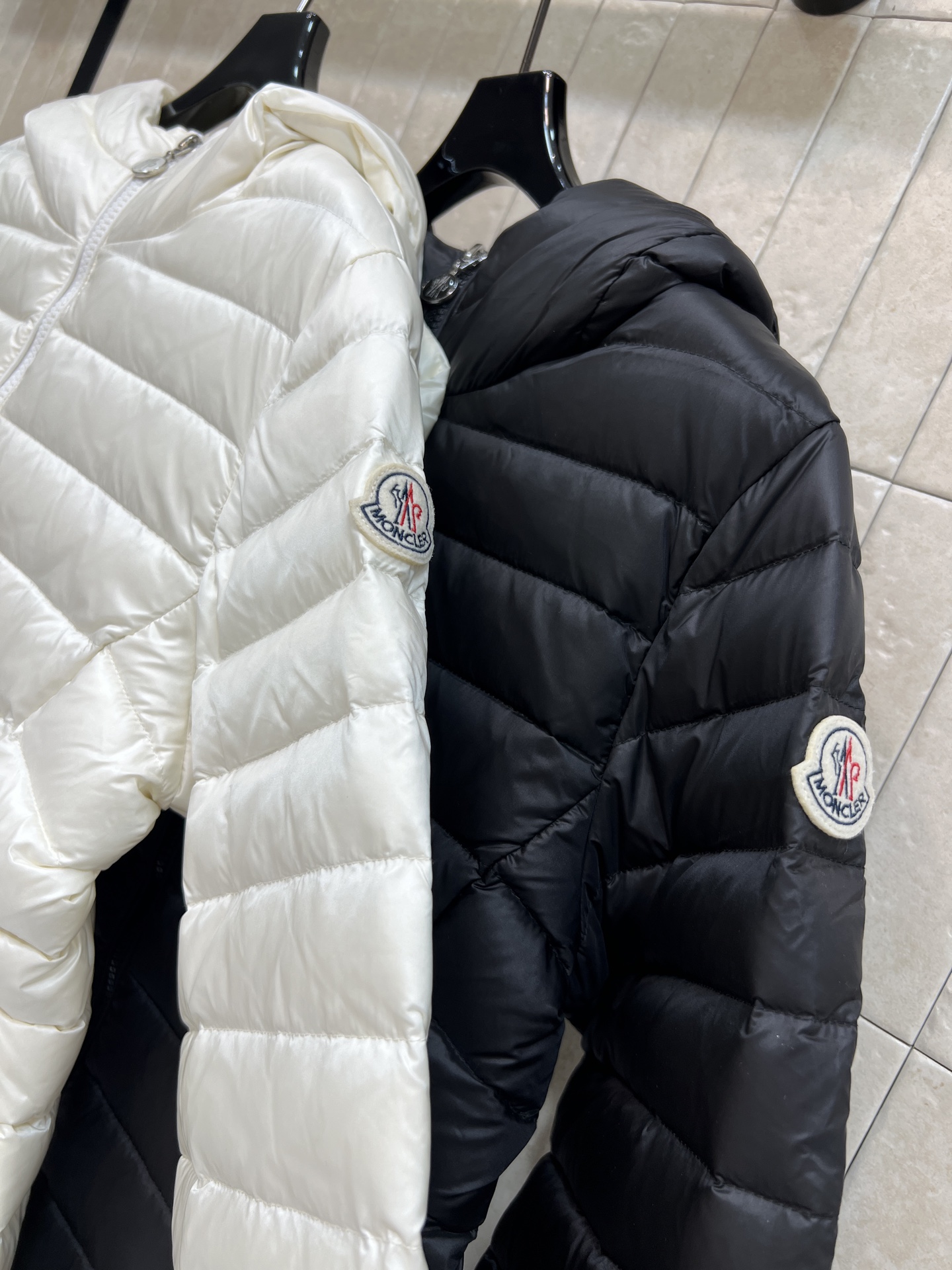MO家 26秋冬新款 连帽轻薄短款羽绒服 顺滑轻量防风面料 横条绗缝羽绒不易跑绒 简约连帽设计挡风保暖 双头拉链穿脱方便