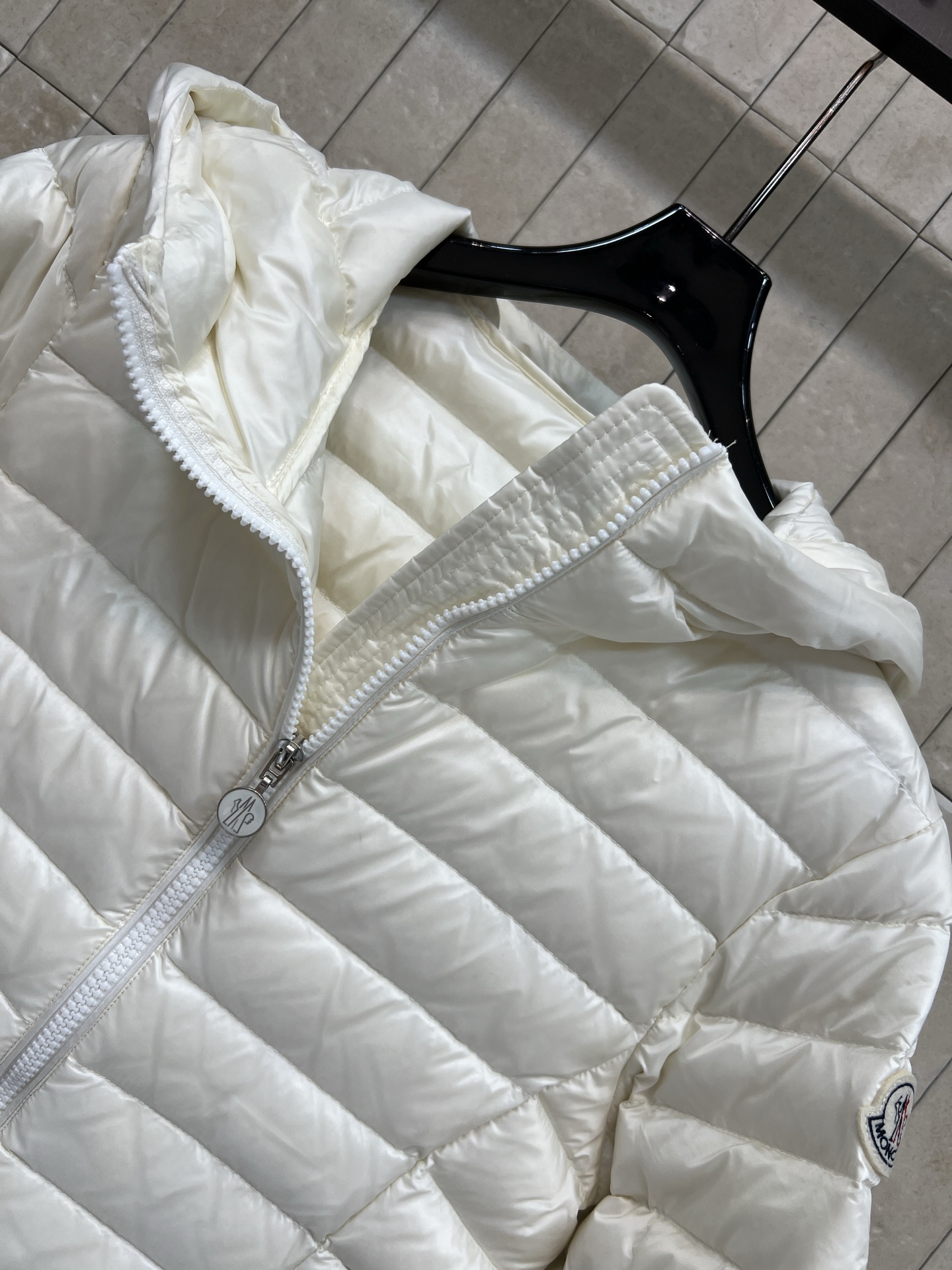 MO家 26秋冬新款 连帽轻薄短款羽绒服 顺滑轻量防风面料 横条绗缝羽绒不易跑绒 简约连帽设计挡风保暖 双头拉链穿脱方便