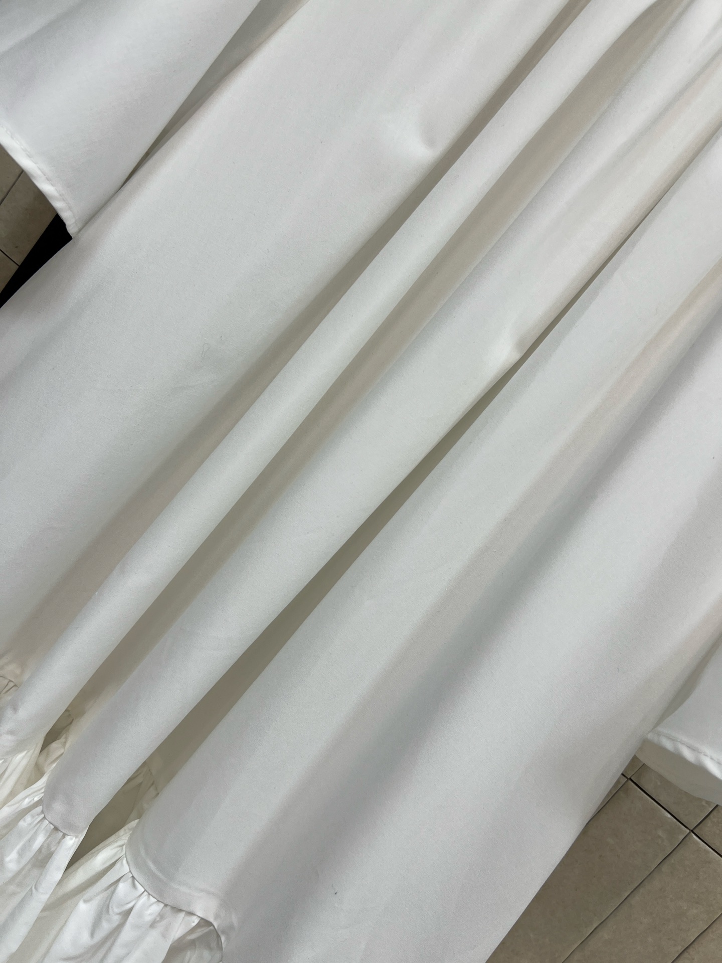 L家 26早秋新款 白色立领连衣裙挺括顺滑棉质面料 版型宽松遮肉 小立领搭配胸前自然抽褶 宽松五分小飞袖 巧妙修饰手臂线