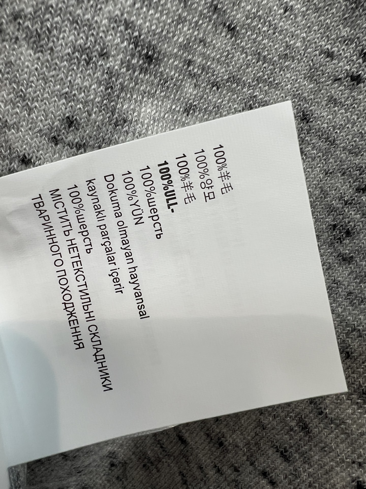PD家 26早秋新款 三角标长袖上衣 面料自带慵懒肌理手感软糯亲肤 简约圆领贴合脖颈 胸口金属三角标logo作为点睛装饰
