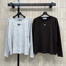 PD家 26早秋新款 三角标长袖上衣 面料自带慵懒肌理手感软糯亲肤 简约圆领贴合脖颈 胸口金属三角标logo作为点睛装饰 PD家 26早秋新款 三角标长袖上衣 面料自带慵懒肌理手感软糯亲肤 简约圆领贴合脖颈 胸口金属三角标logo作为点睛装饰