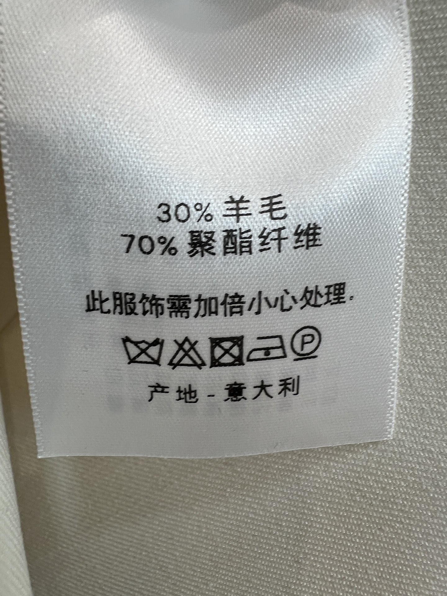 D家 26早秋新款 金扣西装外套 经典垂顺挺括面料不易软塌平驳领版型 利落大方 左胸暗纹logi刺绣低调精致 金色纽扣 