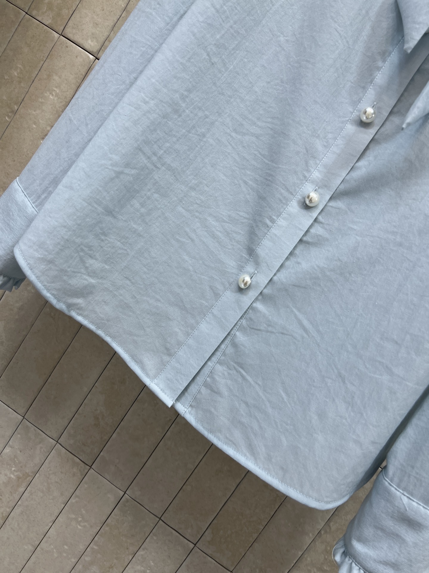 C家 26早秋新款 娃娃领长袖衬衫 面料柔软透气 娃娃领搭配木耳边花边 领口可蝴蝶结设计 珍珠质感纽扣精致耐看 胸前口袋