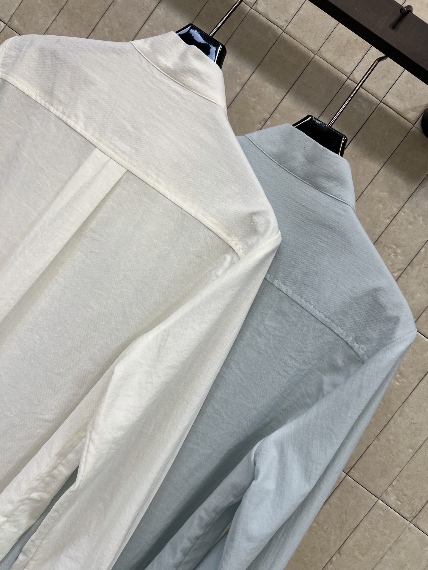 C家 26早秋新款 娃娃领长袖衬衫 面料柔软透气 娃娃领搭配木耳边花边 领口可蝴蝶结设计 珍珠质感纽扣精致耐看 胸前口袋