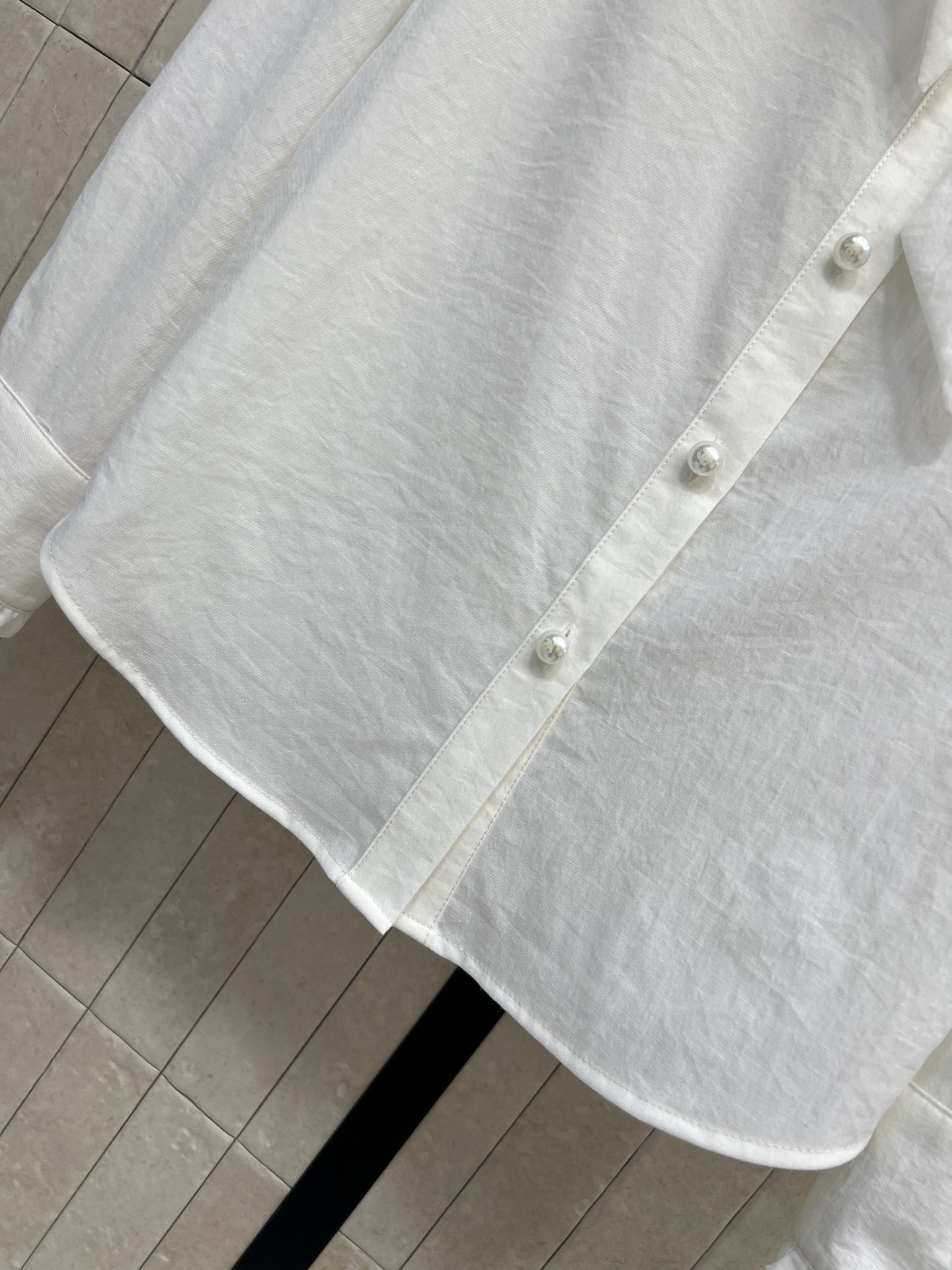 C家 26早秋新款 娃娃领长袖衬衫 面料柔软透气 娃娃领搭配木耳边花边 领口可蝴蝶结设计 珍珠质感纽扣精致耐看 胸前口袋