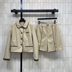 MIU家 26早秋新款 撞色短款套装 翻领短款外套+高腰短裤 精致咖色撞色包边 复古氛围感十足 单排扣外套搭配logo MIU家 26早秋新款 撞色短款套装 翻领短款外套+高腰短裤 精致咖色撞色包边 复古氛围感十足 单排扣外套搭配logo