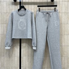 D家 26早秋新款 卫衣休闲套装 圆领卫衣+高腰长裤裤 简约圆领搭配精致logo刺绣 上衣罗纹收口袖口 侧边白条点缀 轻 D家 26早秋新款 卫衣休闲套装 圆领卫衣+高腰长裤裤 简约圆领搭配精致logo刺绣 上衣罗纹收口袖口 侧边白条点缀 轻