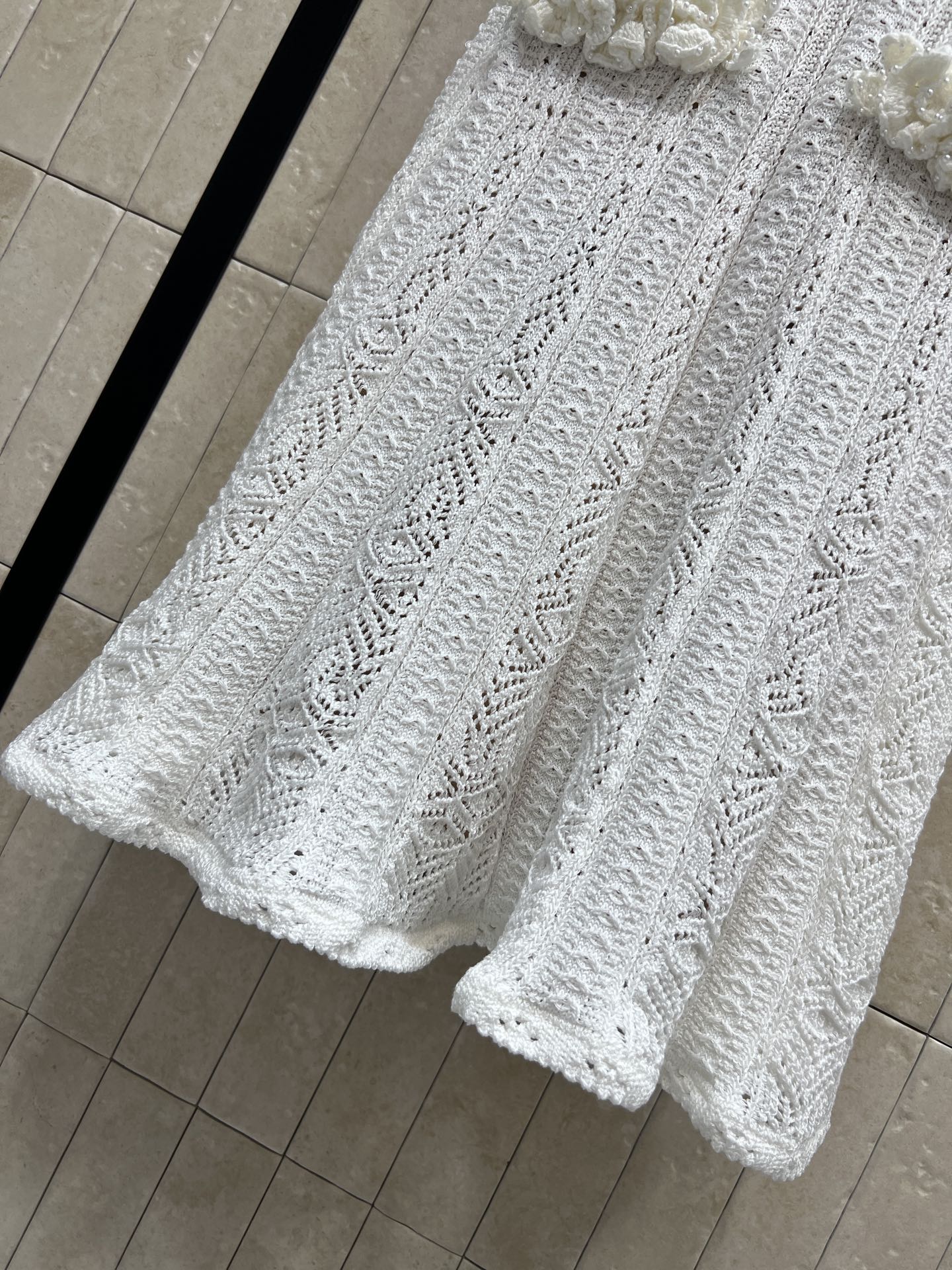 Self家 26早秋新款 白色针织连衣裙 花边立领温柔又显贵 一排精致花朵纽扣 高级感十足 立体装饰假口袋 层次细节丰富