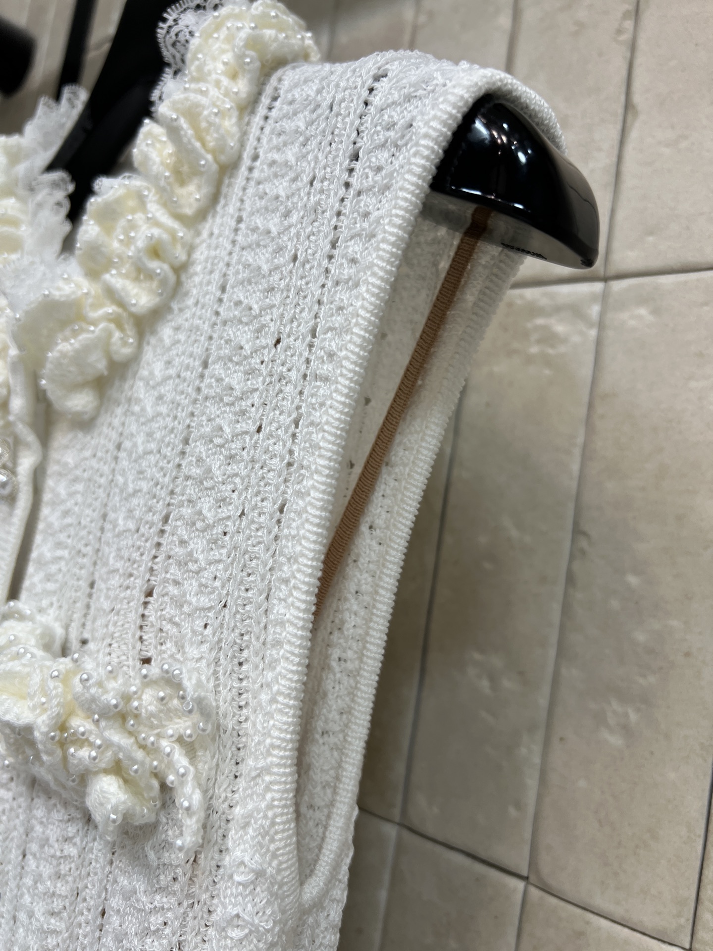 Self家 26早秋新款 白色针织连衣裙 花边立领温柔又显贵 一排精致花朵纽扣 高级感十足 立体装饰假口袋 层次细节丰富