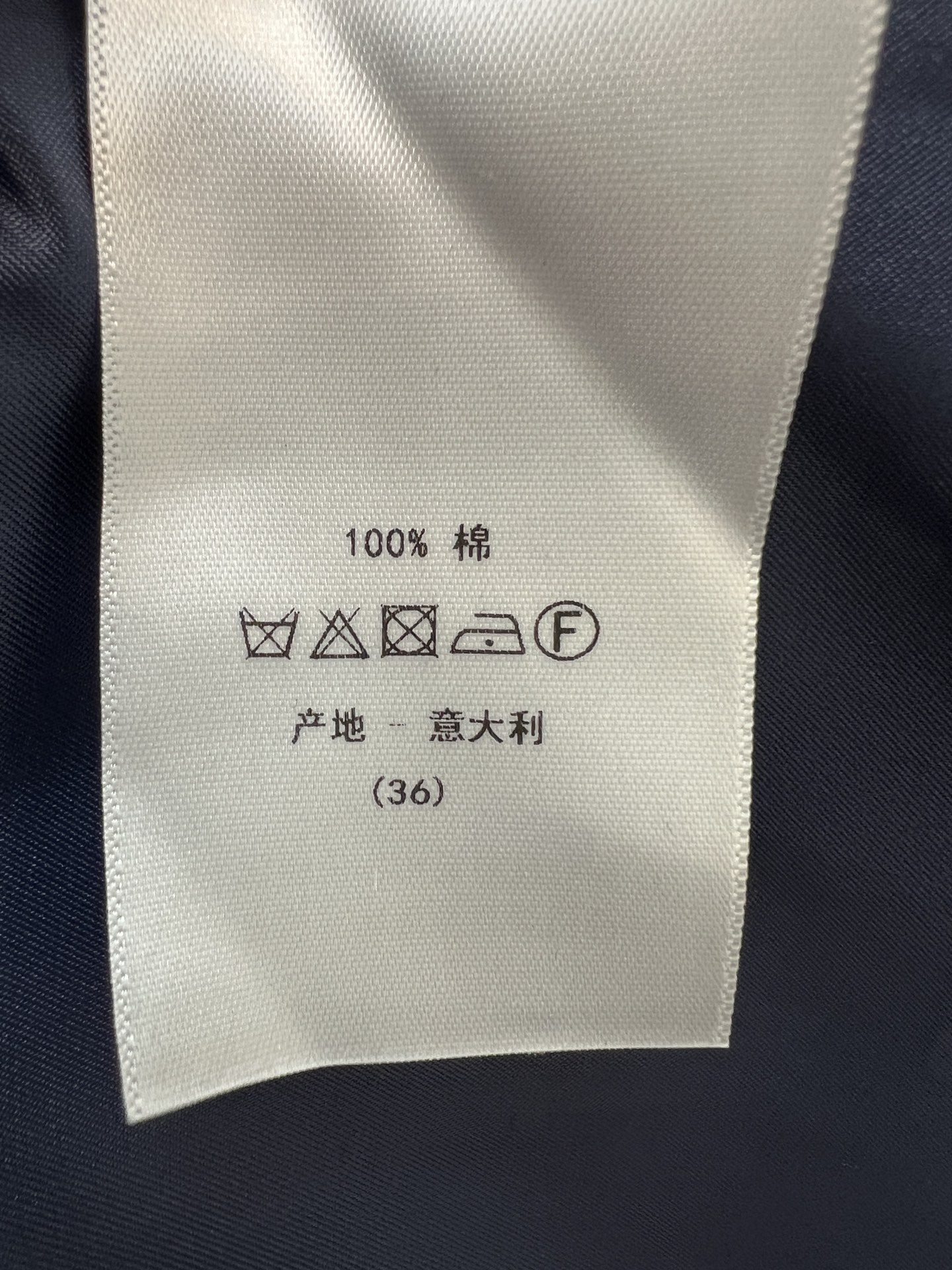 D家 26早秋新款 藏青短裤外套 棉质面料挺括抗皱 防风有型 经典翻领利落大方精致金色双排扣 A字短版型 巧妙藏肉显瘦 