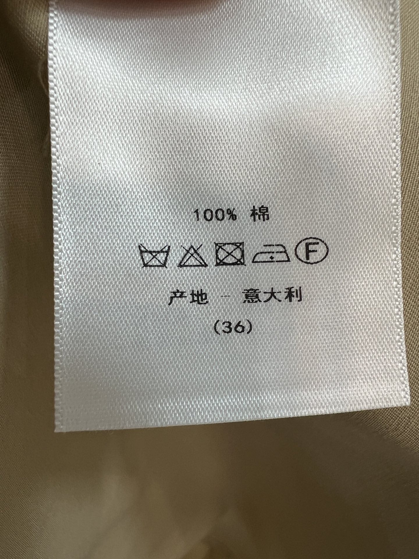 D家 26早秋新款 收腰连衣裙 棉质面料挺括抗皱不易变形 短袖卷边剪裁利落 单排扣全开襟设计 搭配金属圆环腰带 轻松勾勒