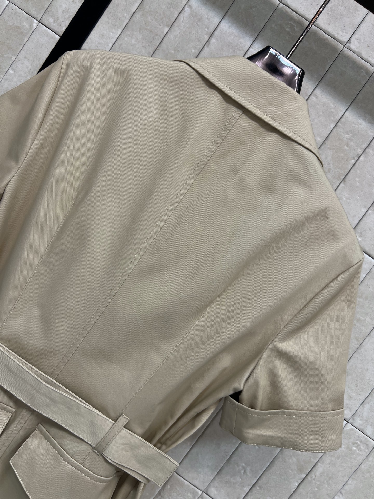 D家 26早秋新款 收腰连衣裙 棉质面料挺括抗皱不易变形 短袖卷边剪裁利落 单排扣全开襟设计 搭配金属圆环腰带 轻松勾勒